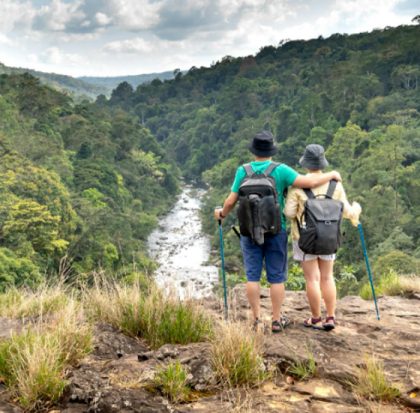 Pareja celebrando su aniversario con una experiencia única